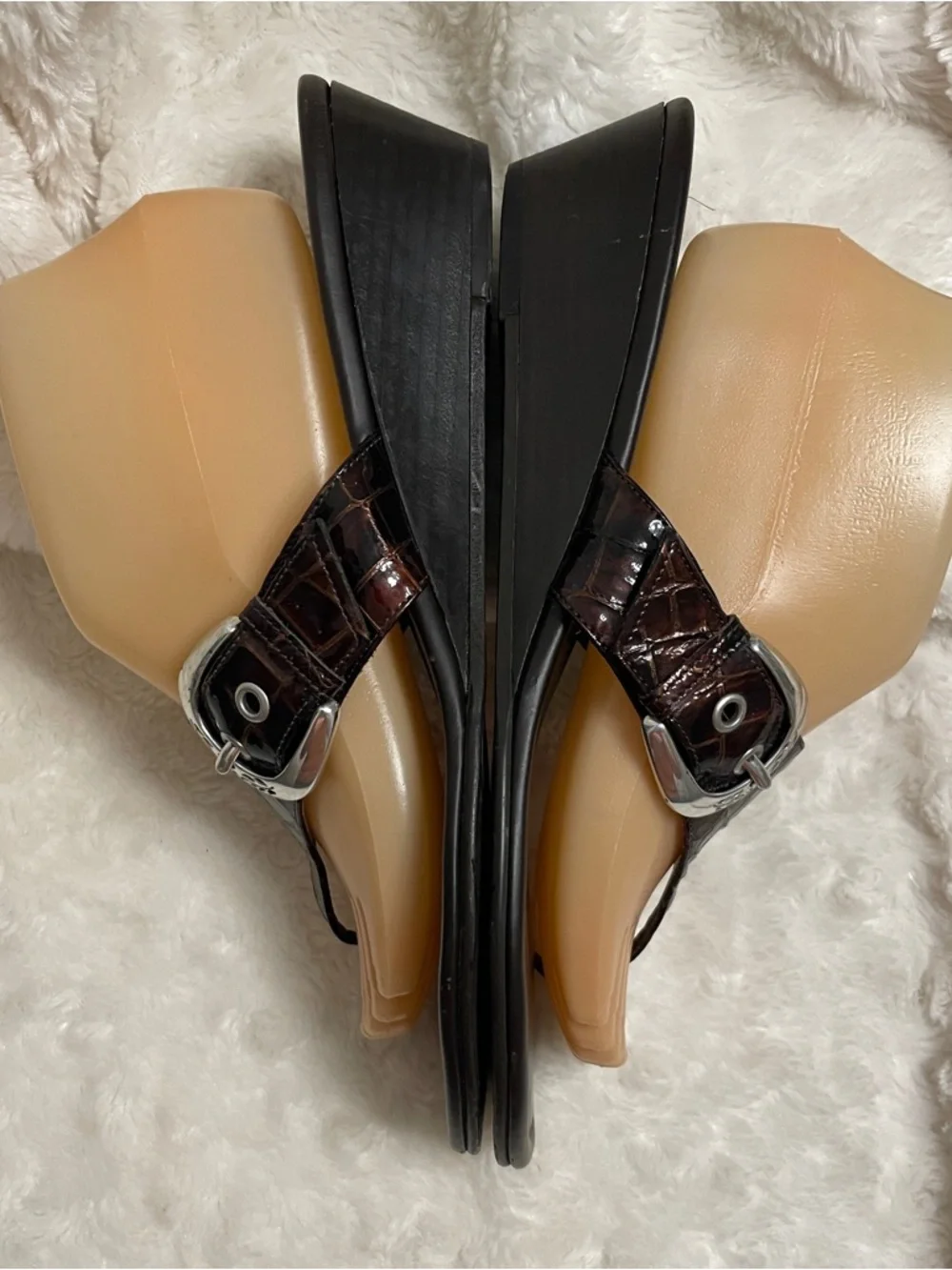 Brighton "Lark" Wedge sandal crocodile embossed thong - Picture 6 of 9